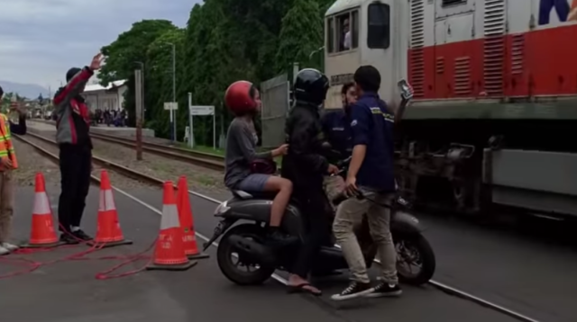 Perlintasan Kereta Api