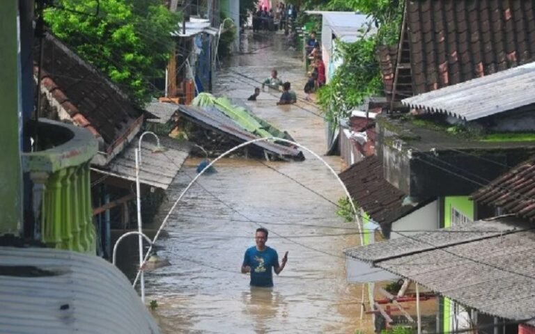 Hujan Ekstrem Rendam Puluhan RT di Jakarta, Ketinggian Air Capai 1,7 Meter