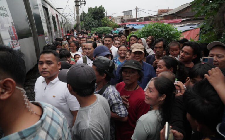 Didatangi Prabowo, Pengamen di Bantaran Rel Senen Harapkan Hunian Lebih Layak